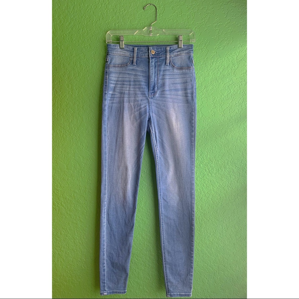 Hollister high-waisted jeans in GREAT condition 😊
